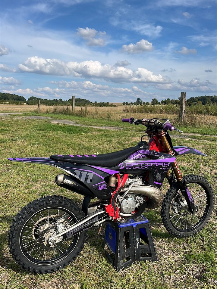 Enduro-Bike auf der Wiese