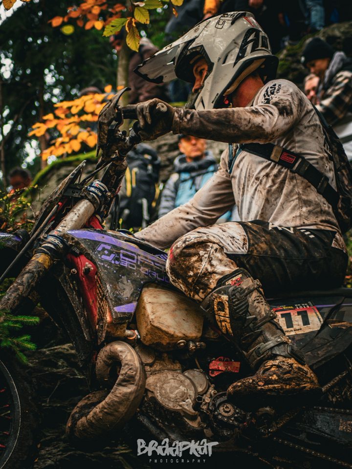 Enduro auf der Waldstrecke