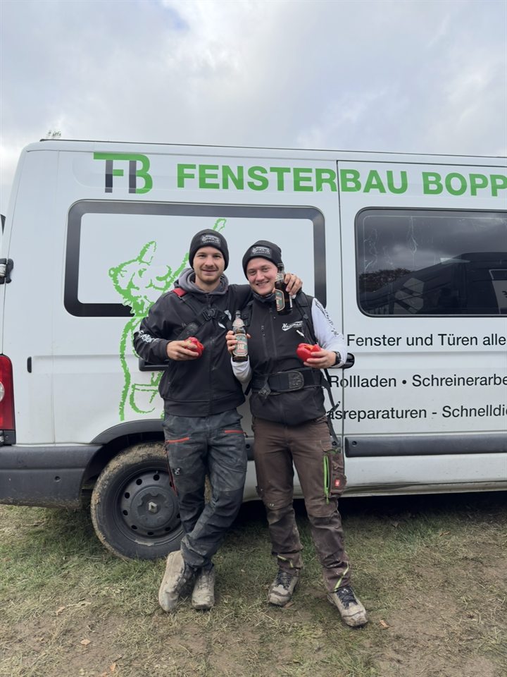 Das Team am Einsatzfahrzeug